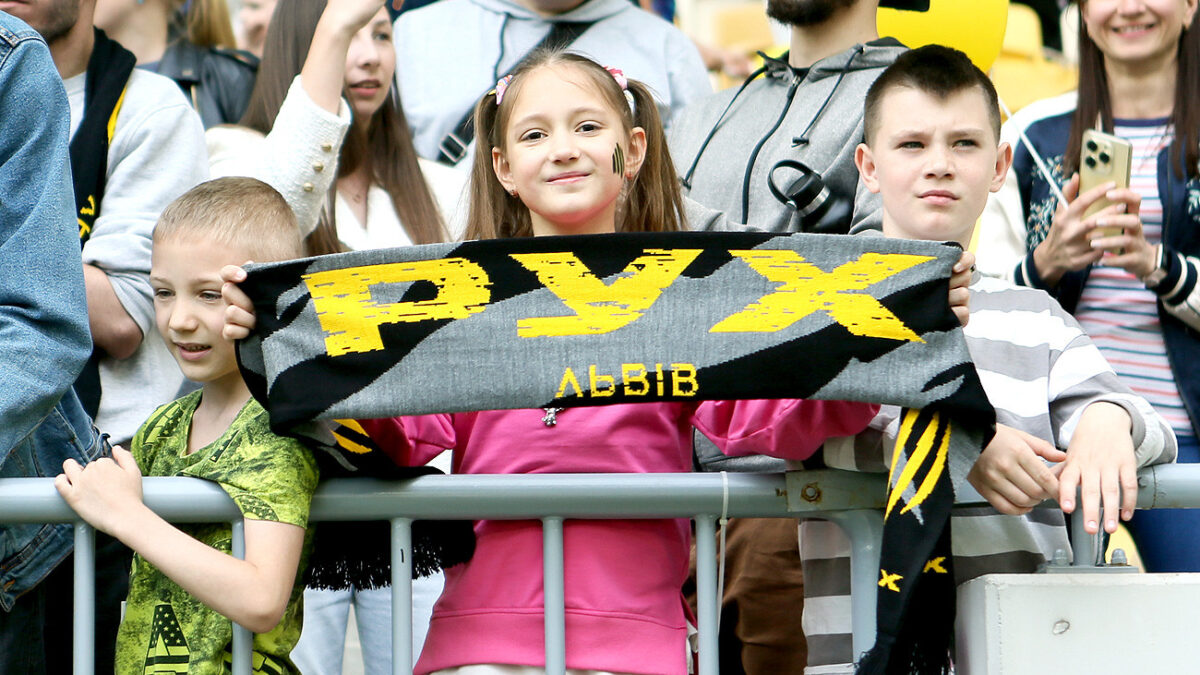 маленькі фанати фк рух львів