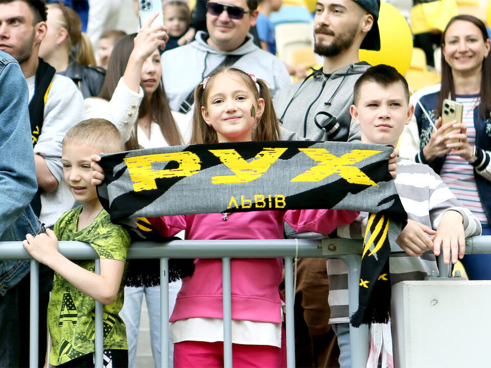 маленькі фанати фк рух львів